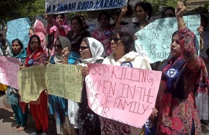 epa01475854 Pakistani human rights activist shout slogans against the 'honor killings' of five women who were allegedly shot and then buried alive one month ago in Balochistan province after several insisted on marrying men of their own choosing, during a protest in Karachi, Pakistan, 03 September 2008. Every year, hundreds of women in the conservative rural area of Pakistan, fall victim to so-called 'honour killings' by male relatives, mostly in rural parts of the country. Reasons could for example be marrying without consent of the family. EPA/REHAN KHAN